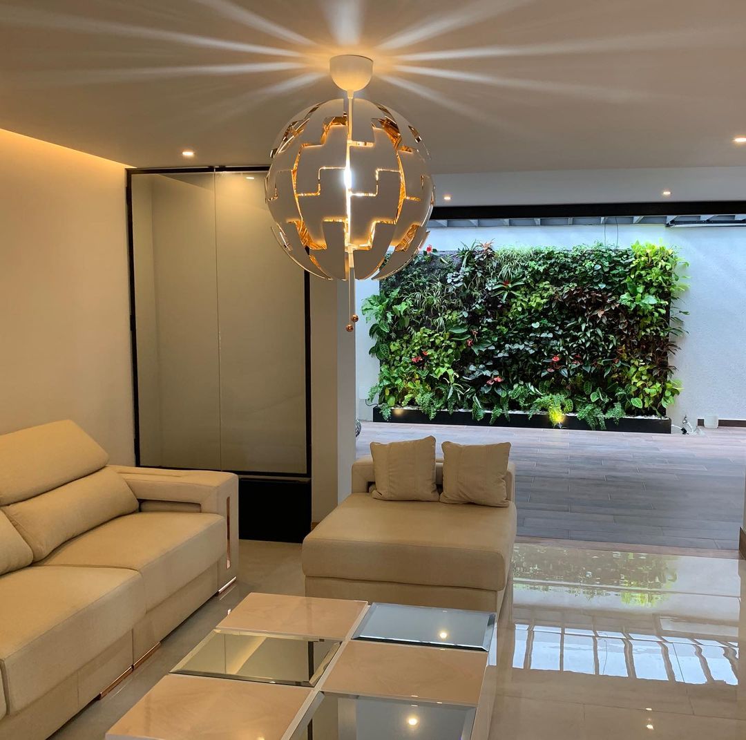 Jardín vertical instalado en el patio de una casa de lujo estrato 5 en Bucaramanga.