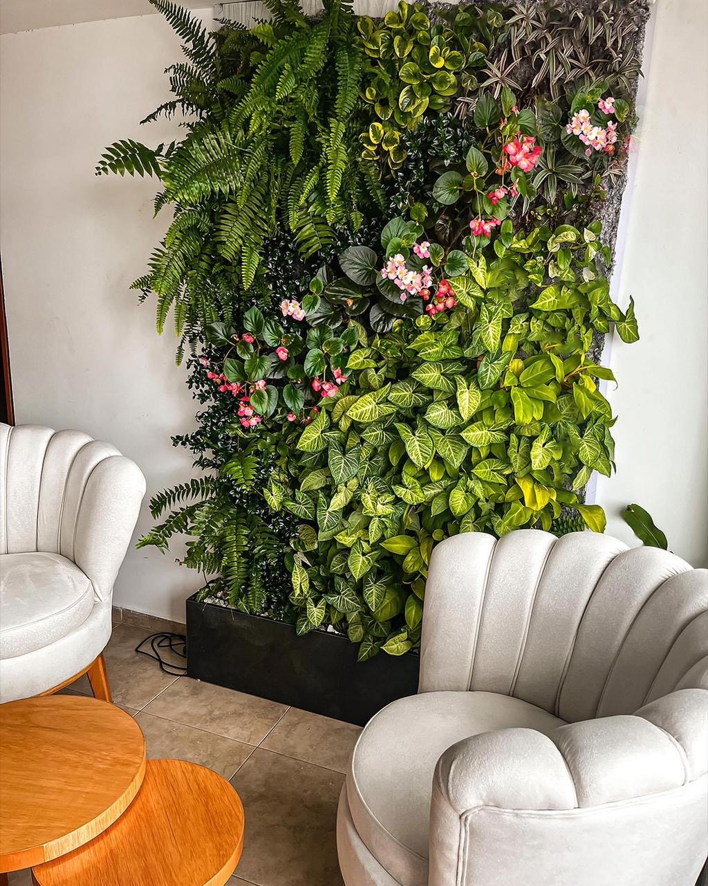 Jardín vertical instalado en la sala de un apartamento estrato 4.