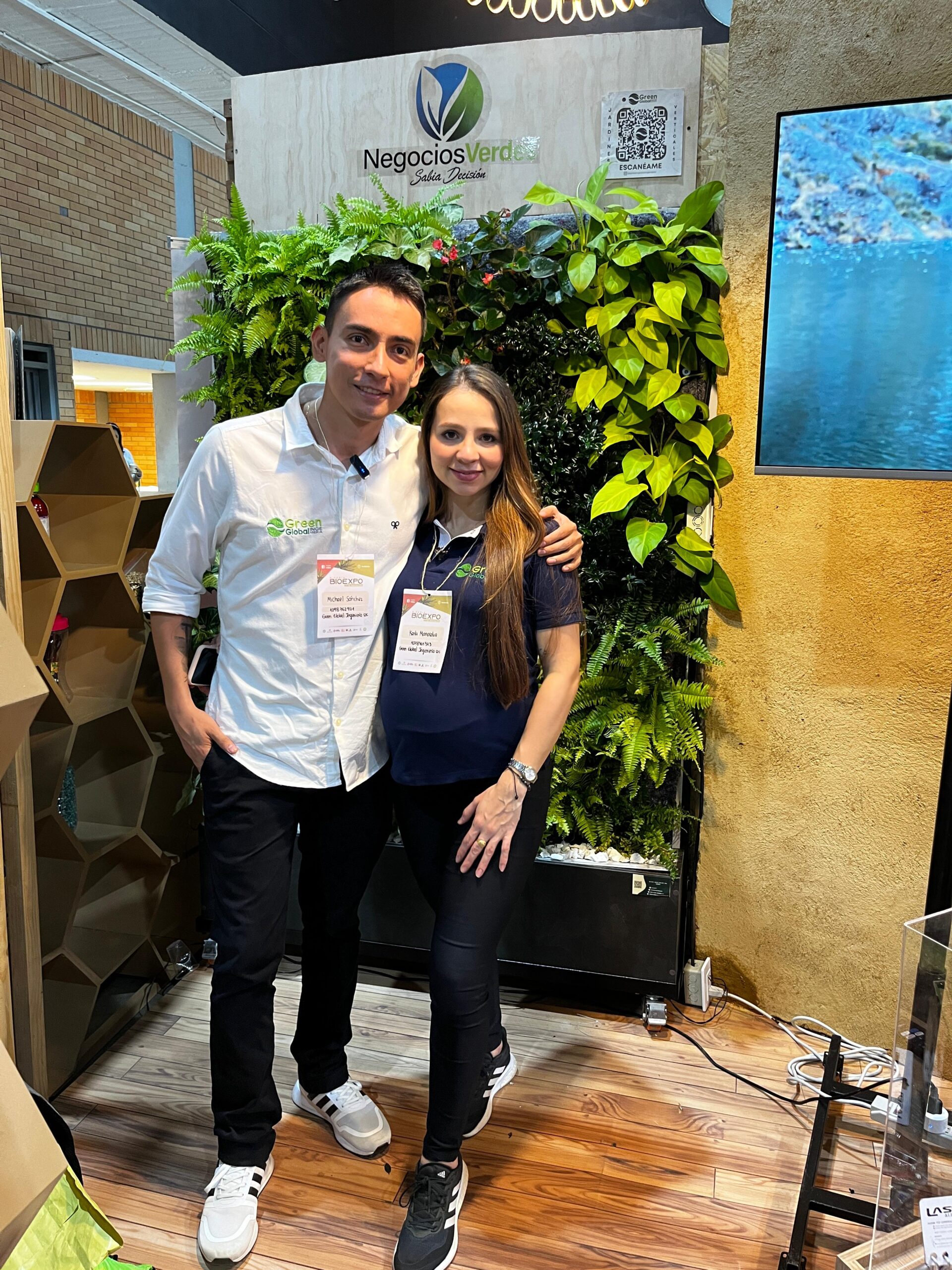 Jardín vertical expuesto en evento empresarial con los dos cofundadores de la empresa.